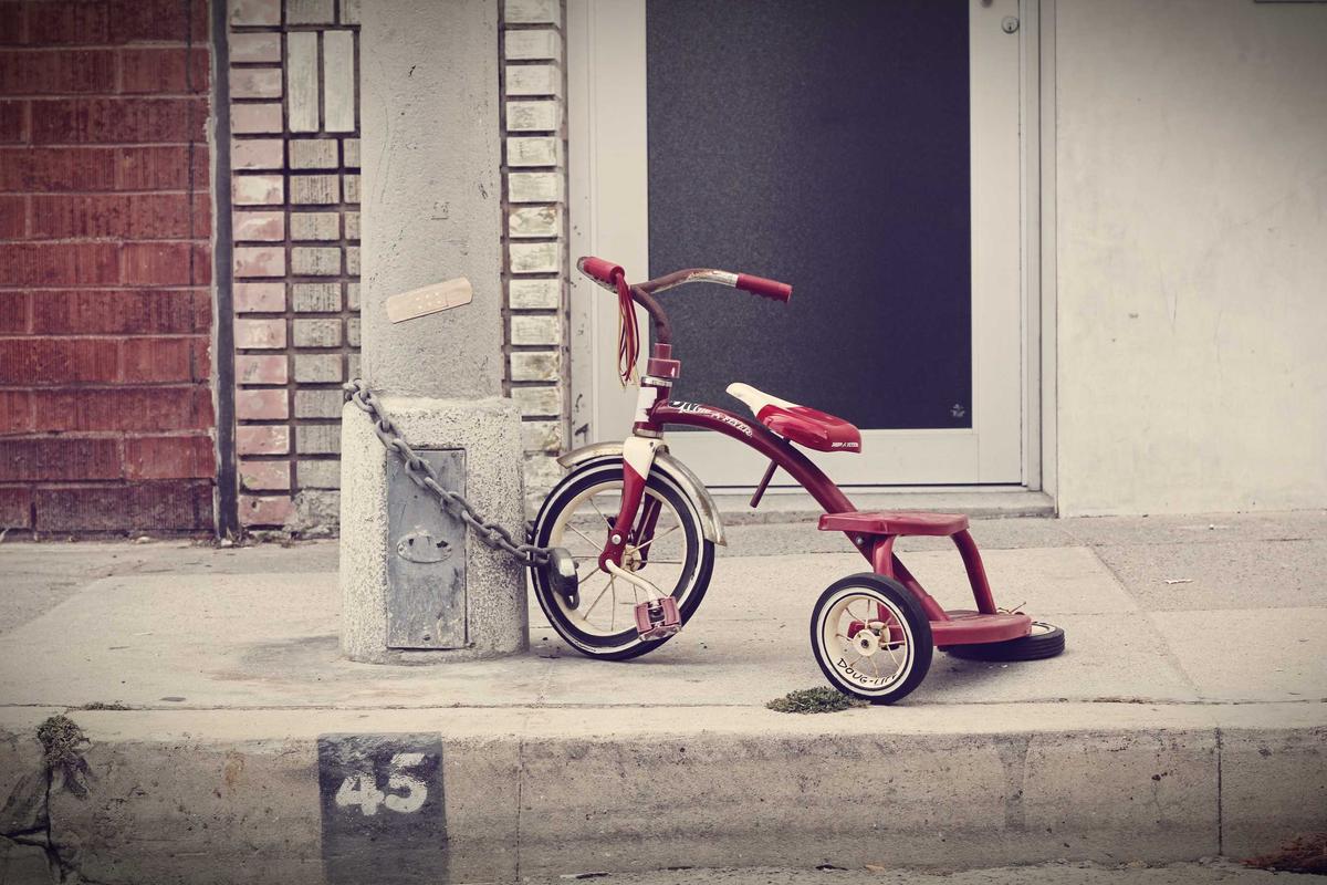 Assemblée réunie pour un forum d'idées dans une salle bordelaise